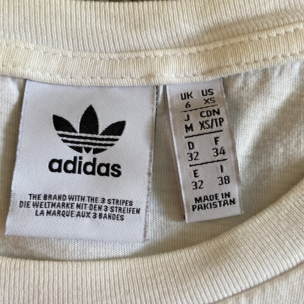 adidas cropped shirt with design - Picture 3 of 3